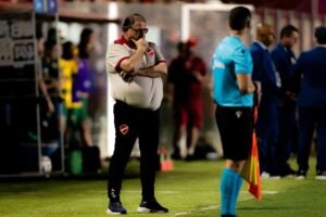 Guto Ferreira valoriza empate e dá recado ao torcedor do Vila: "Quem não acredita fica em casa"