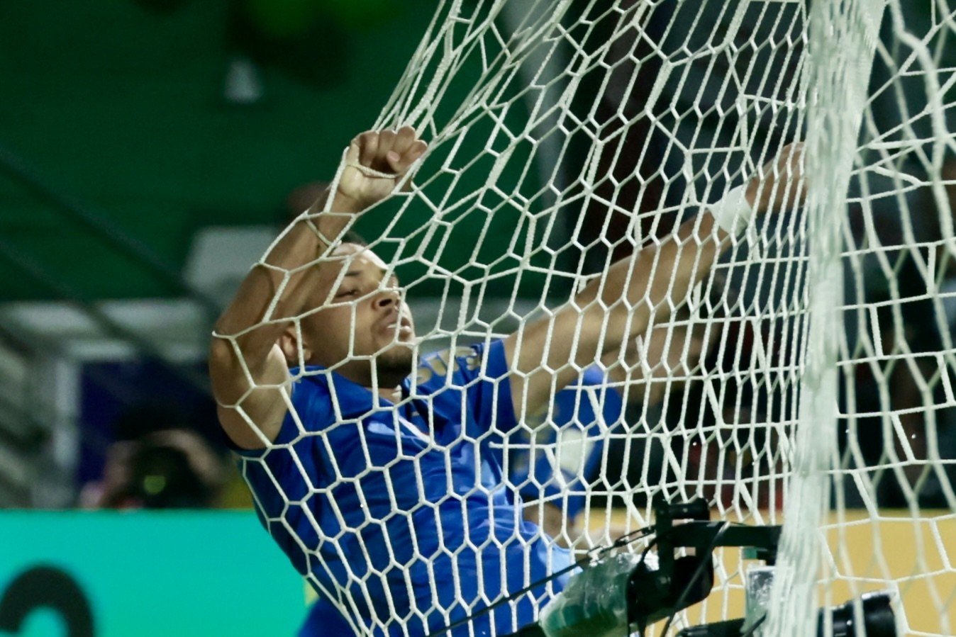 Palmeiras domina o Bahia e cola na liderança, mas eficiência preocupa