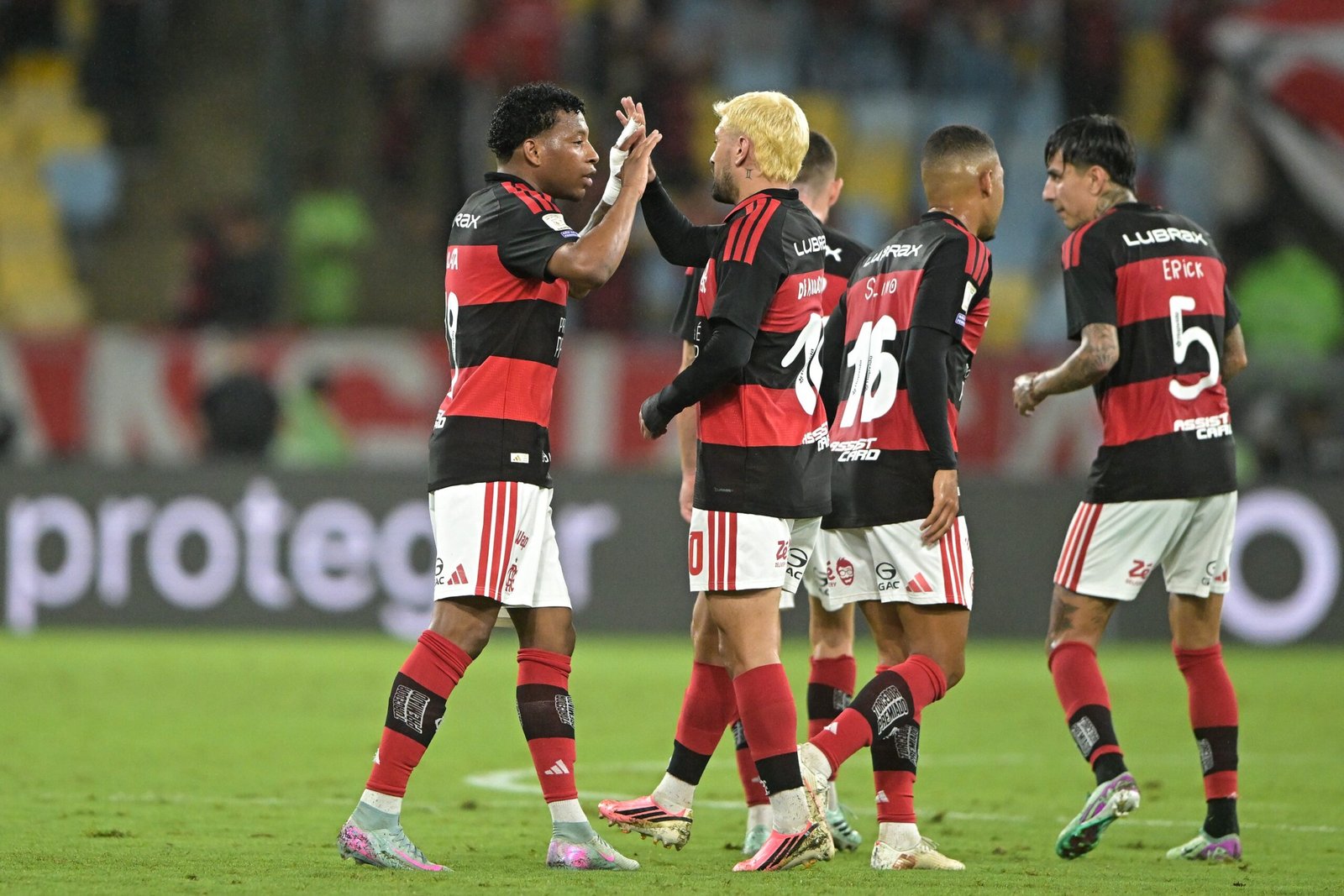 Análise: Flamengo responde rápido após eliminação, retoma liderança, mas convence só por 45 minutos