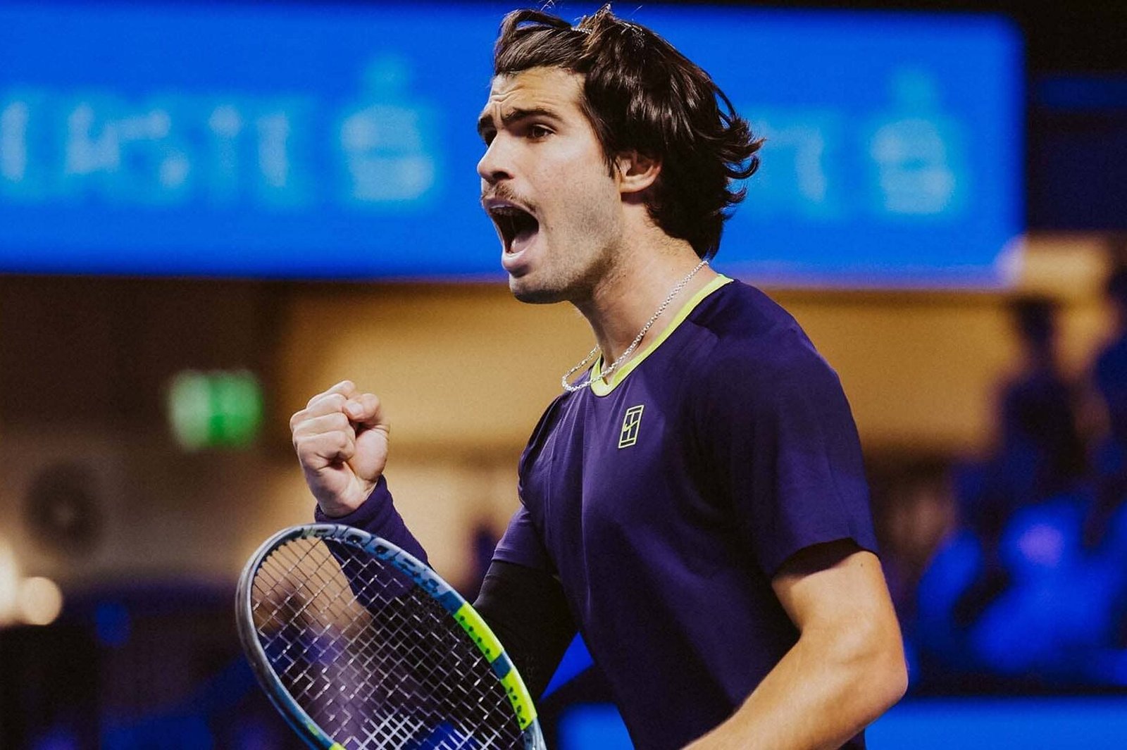 Alcaraz derrota Khachanov em sets diretos e amplia marca nos ATP 500