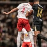 Alexis Vinícius, do Red Bull Bragantino, e Victor Hugo, do Atlético-MG, em disputa durante a partida pela 21ª rodada do Brasileirão