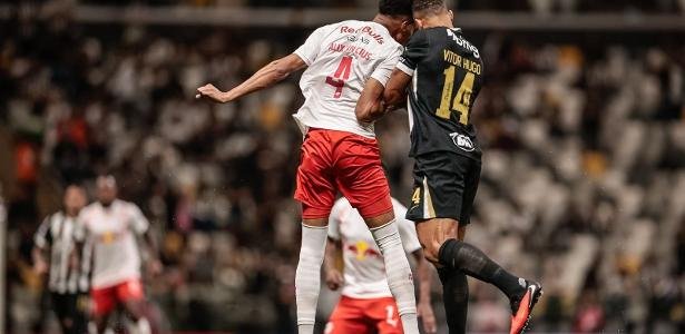 Alexis Vinícius, do Red Bull Bragantino, e Victor Hugo, do Atlético-MG, em disputa durante a partida pela 21ª rodada do Brasileirão