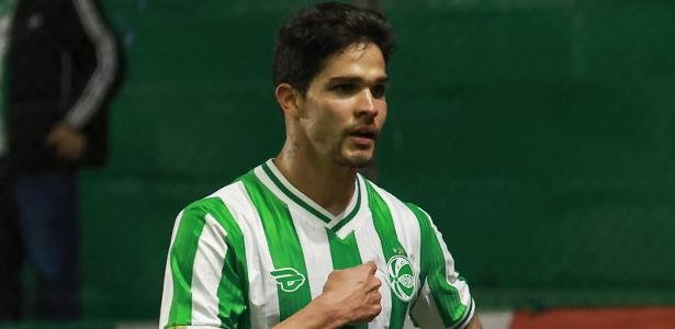 Amarilla comemora gol marcado pelo Juventude contra o Náutico em jogo da Série B