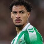 Antony em ação durante jogo entre Real Bétis e Porto na Champions League