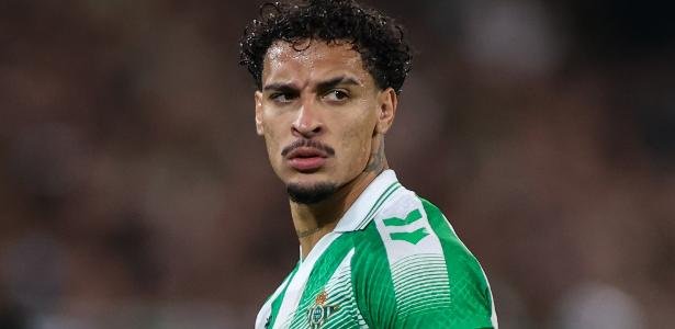 Antony em ação durante jogo entre Real Bétis e Porto na Champions League