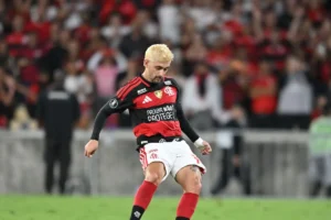 Arrascaeta lamenta queda do Flamengo nos pênaltis e mira Brasileirão