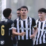 Jogador do Atlético-MG, Índio faz gol do meio de campo contra Cruzeiro