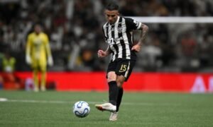 Emprestado ao Atlético, volante abre o jogo sobre futuro no clube: "Quero ficar"