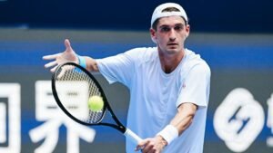 Terence Atmane atira raquete na torcida no Masters de Shanghai