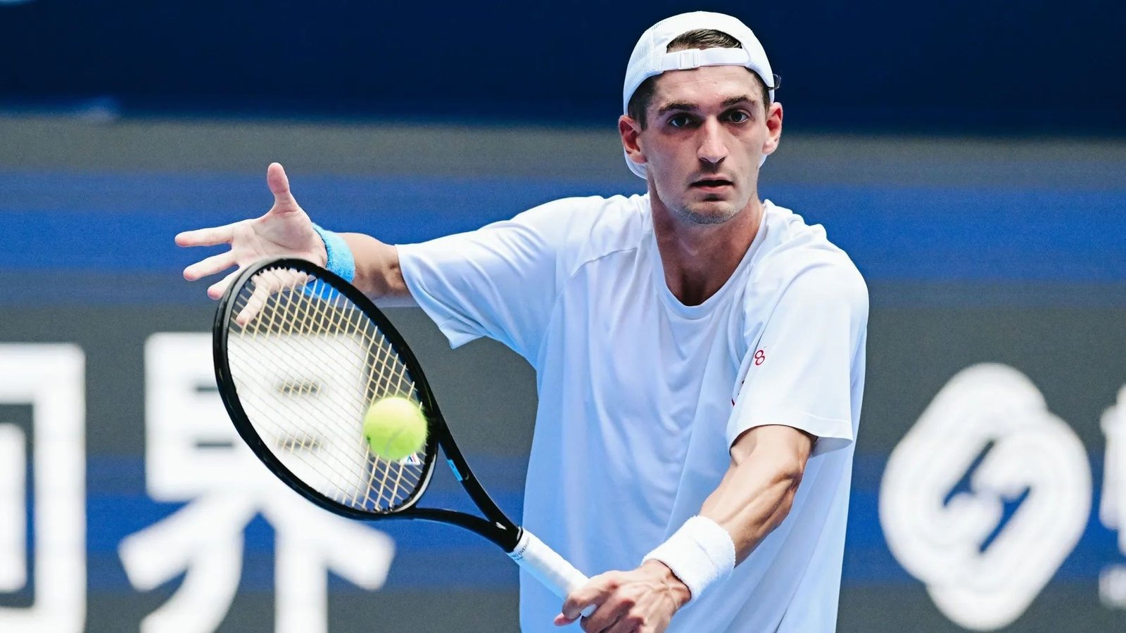 Terence Atmane atira raquete na torcida no Masters de Shanghai