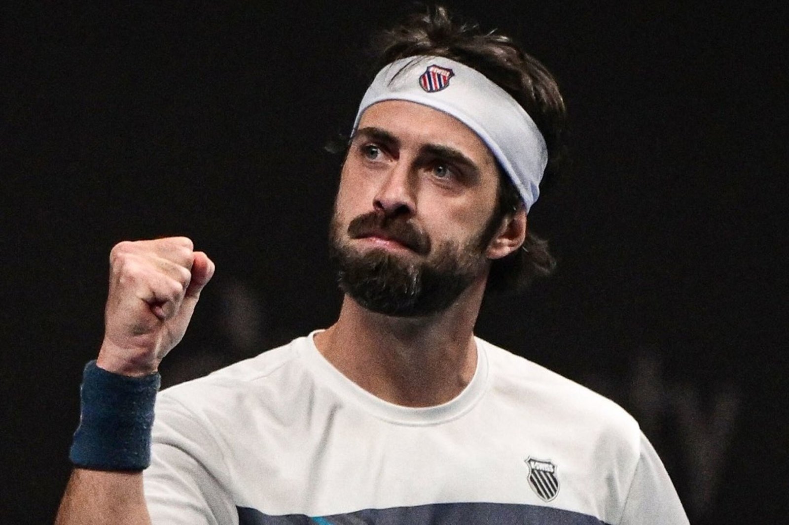 Basilashvili derruba Tsitsipas e volta a uma final após mais de quatro anos