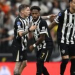 Bernard, Fred e Reinier comemoram gol do Atlético-MG contra Santos na Copa Sul-Americana