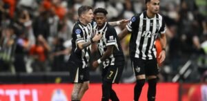 Bernard, Fred e Reinier comemoram gol do Atlético-MG contra Santos na Copa Sul-Americana