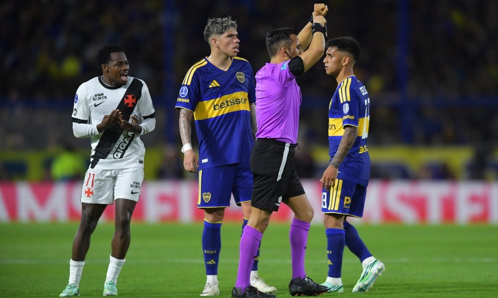 Andrés Gómez se irrita com arbitragem, toca em juiz e acaba expulso; veja lance