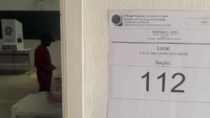 Placa de seção eleitoral com o número 112 na porta de uma escola
