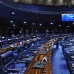 Plenário do Senado Federal com cadeiras azuis vazias