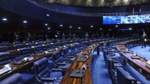 Plenário do Senado Federal com cadeiras azuis vazias
