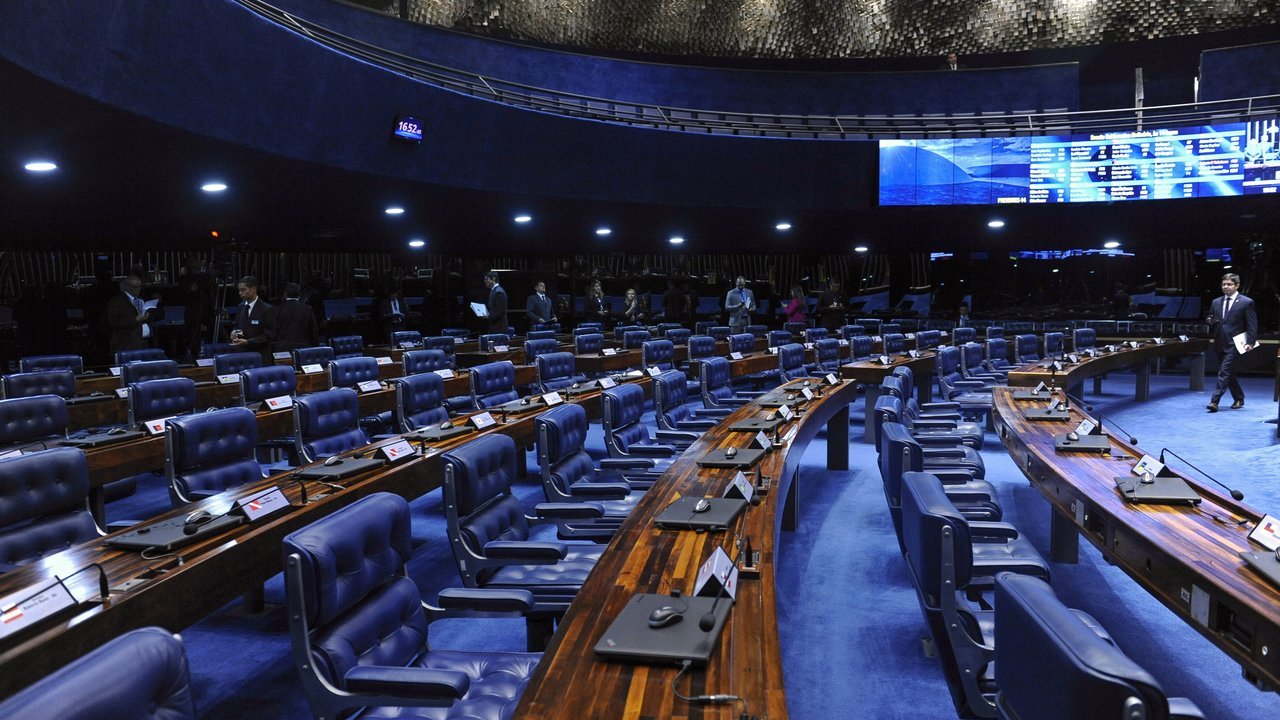 Plenário do Senado Federal com cadeiras azuis vazias
