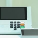 Urna eletrônica brasileira com terminal do mesário ao lado