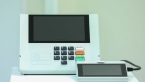 Urna eletrônica brasileira com terminal do mesário ao lado