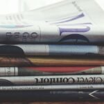 Pilha de jornais dobrados sobre uma mesa
