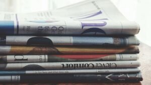 Pilha de jornais dobrados sobre uma mesa