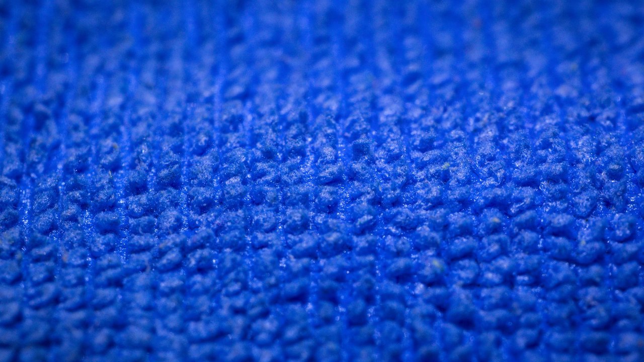Close de pano de microfibra azul