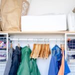 Guarda-roupa aberto e organizado com cabides, cestos e caixas