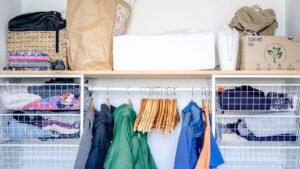 Guarda-roupa aberto e organizado com cabides, cestos e caixas