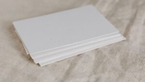 Pilha de folhas de papel em branco sobre tecido claro