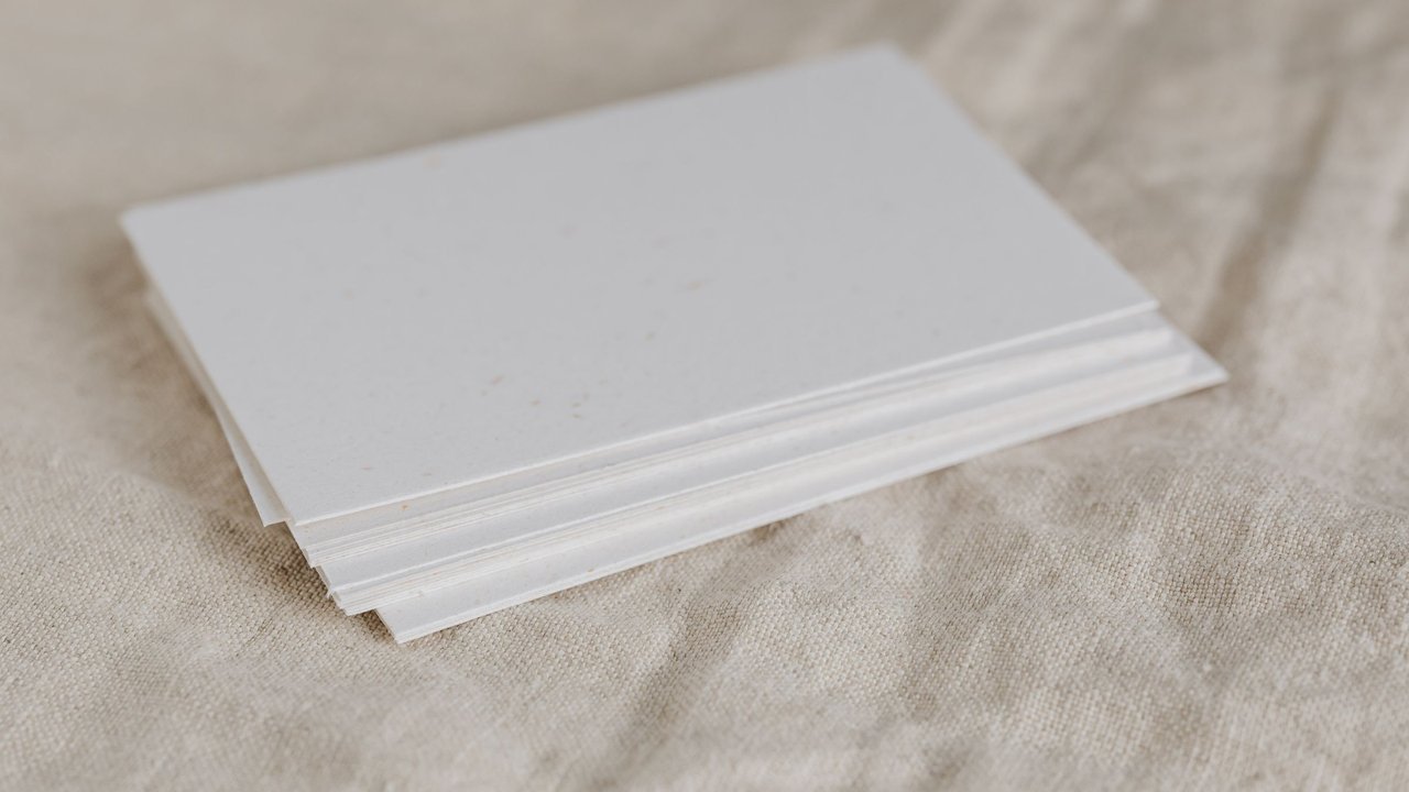 Pilha de folhas de papel em branco sobre tecido claro