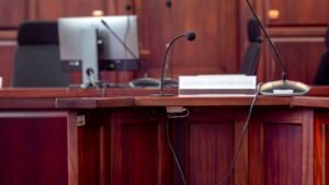 Púlpito de madeira com microfones e monitor num auditório