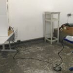 Seção eleitoral vazia com cabine de votação e mesa do mesário