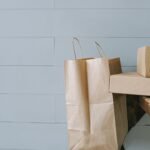 Sacola de papel e caixas de papelão sobre degraus