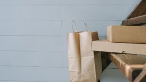 Sacola de papel e caixas de papelão sobre degraus
