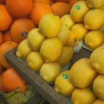 Banca de feira com laranjas e limões frescos