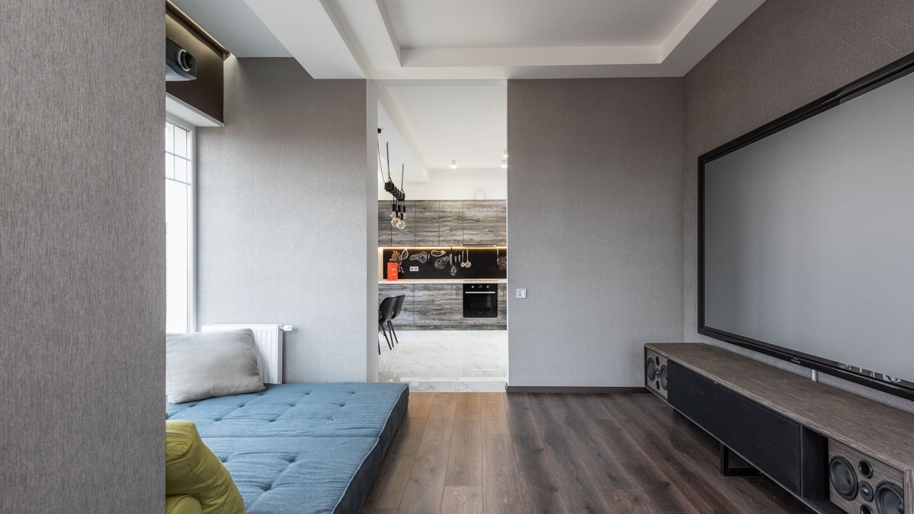 Sala de estar moderna com tela de projeção e sofá baixo