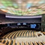 Plenário da Câmara dos Deputados visto do alto, com bancadas vazias