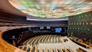 Plenário da Câmara dos Deputados visto do alto, com bancadas vazias