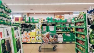 Carrinho de compras no corredor de um supermercado