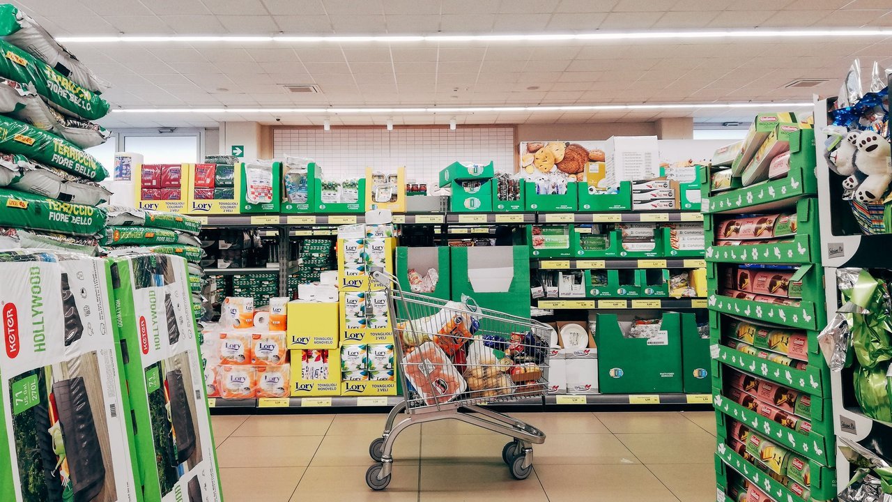 Carrinho de compras no corredor de um supermercado