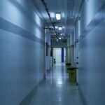 Corredor de hospital vazio com paredes azuladas