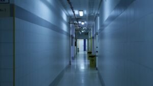 Corredor de hospital vazio com paredes azuladas