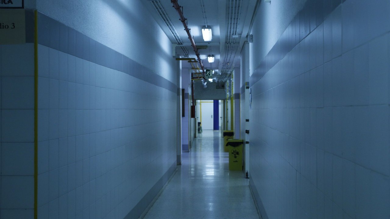 Corredor de hospital vazio com paredes azuladas