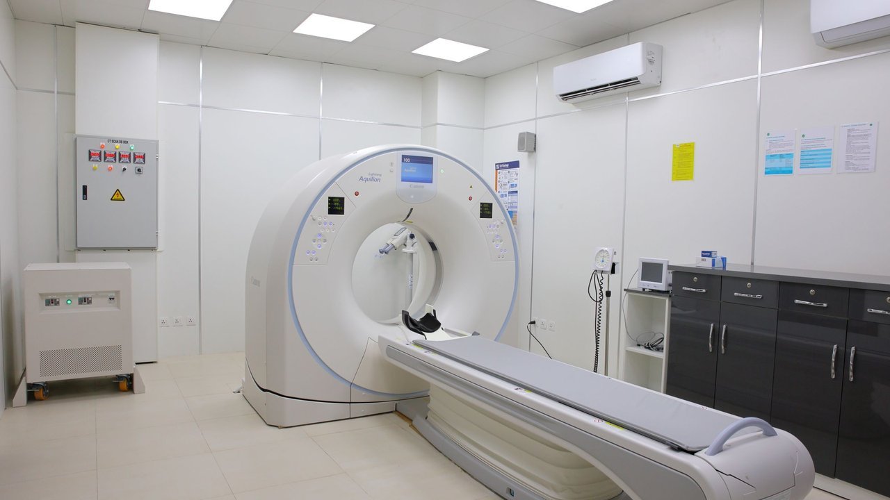 Sala de exames de imagem de hospital com tomógrafo
