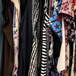 Arara com roupas estampadas e coloridas de brechó