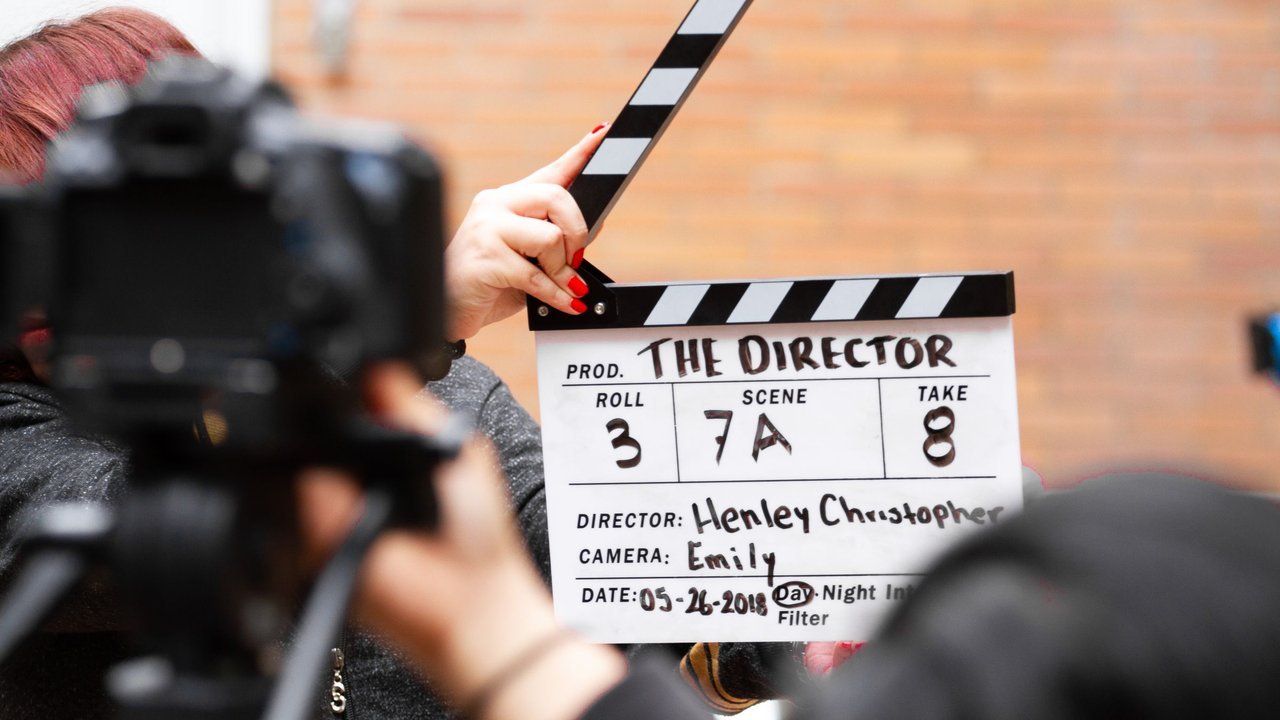 Câmera de filmagem e claquete durante uma gravação