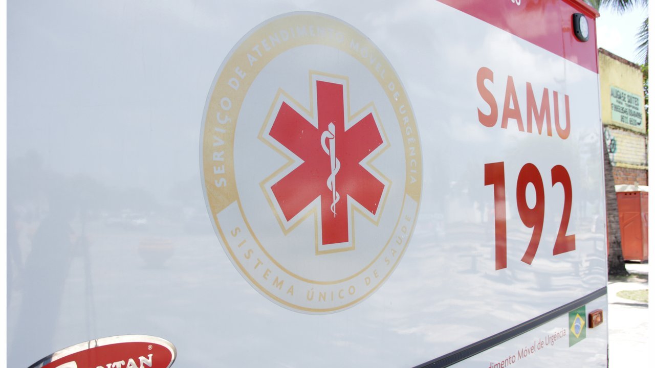 Lateral de ambulância do SAMU com o número 192