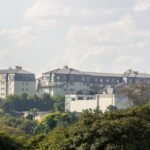 Palácio dos Bandeirantes, sede do governo de São Paulo, cercado de árvores