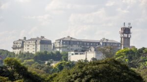 Palácio dos Bandeirantes, sede do governo de São Paulo, cercado de árvores